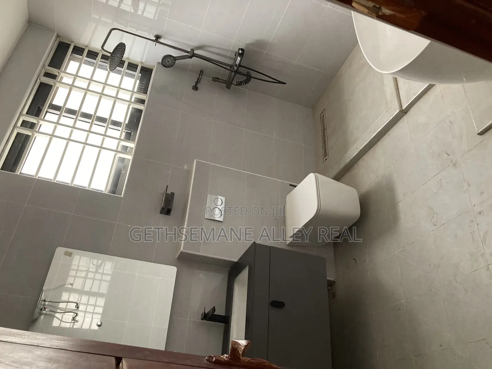 5bdrm Duplex in Gethsemeny Alley, West Hills Mall Area for sale