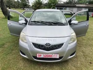 Toyota Belta 2010 Silver