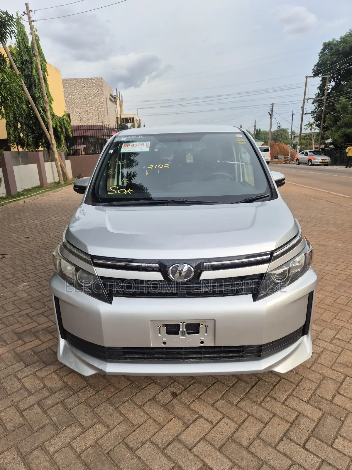Toyota Voxy 2016 Silver