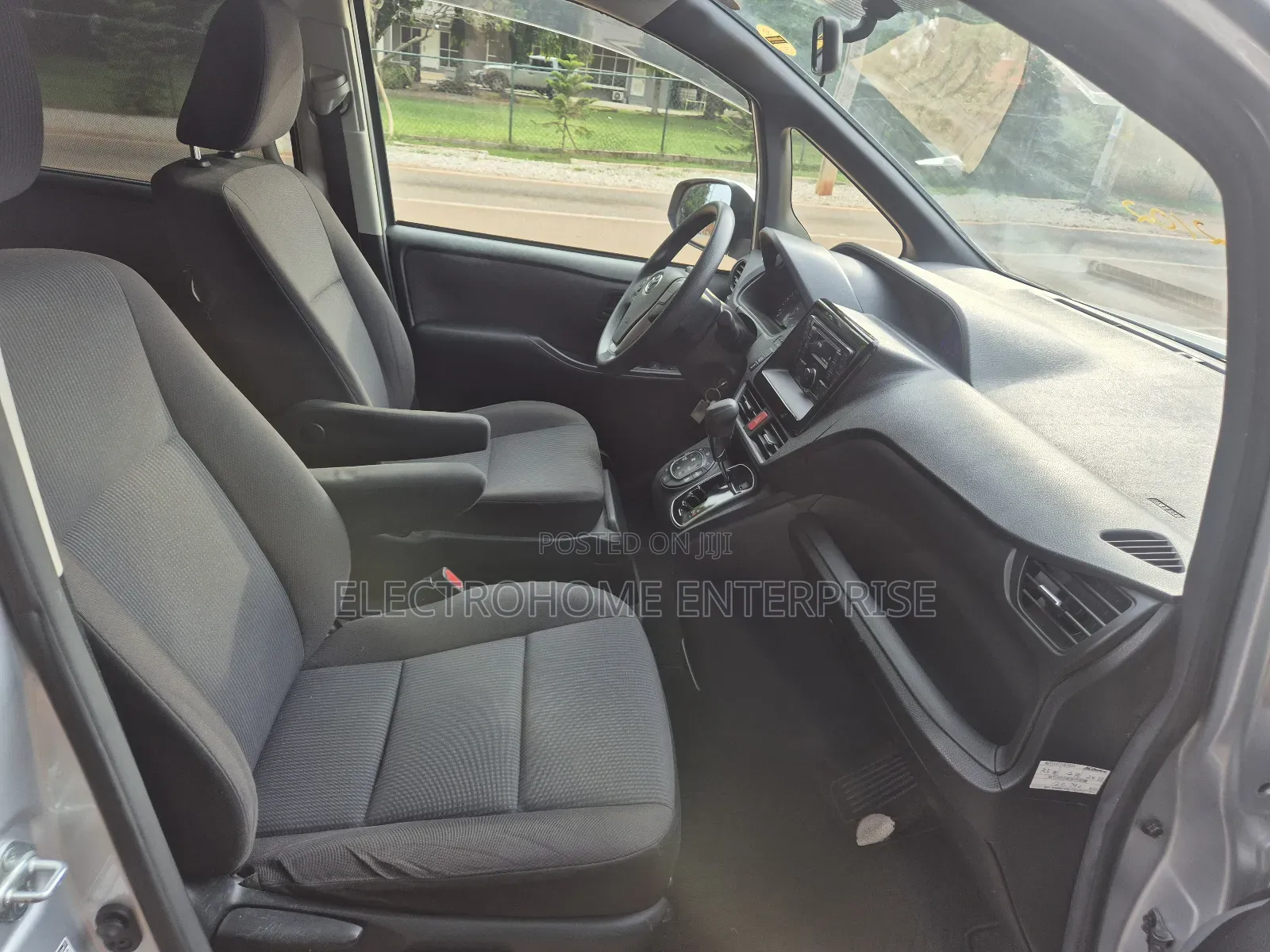 Toyota Voxy 2016 Silver