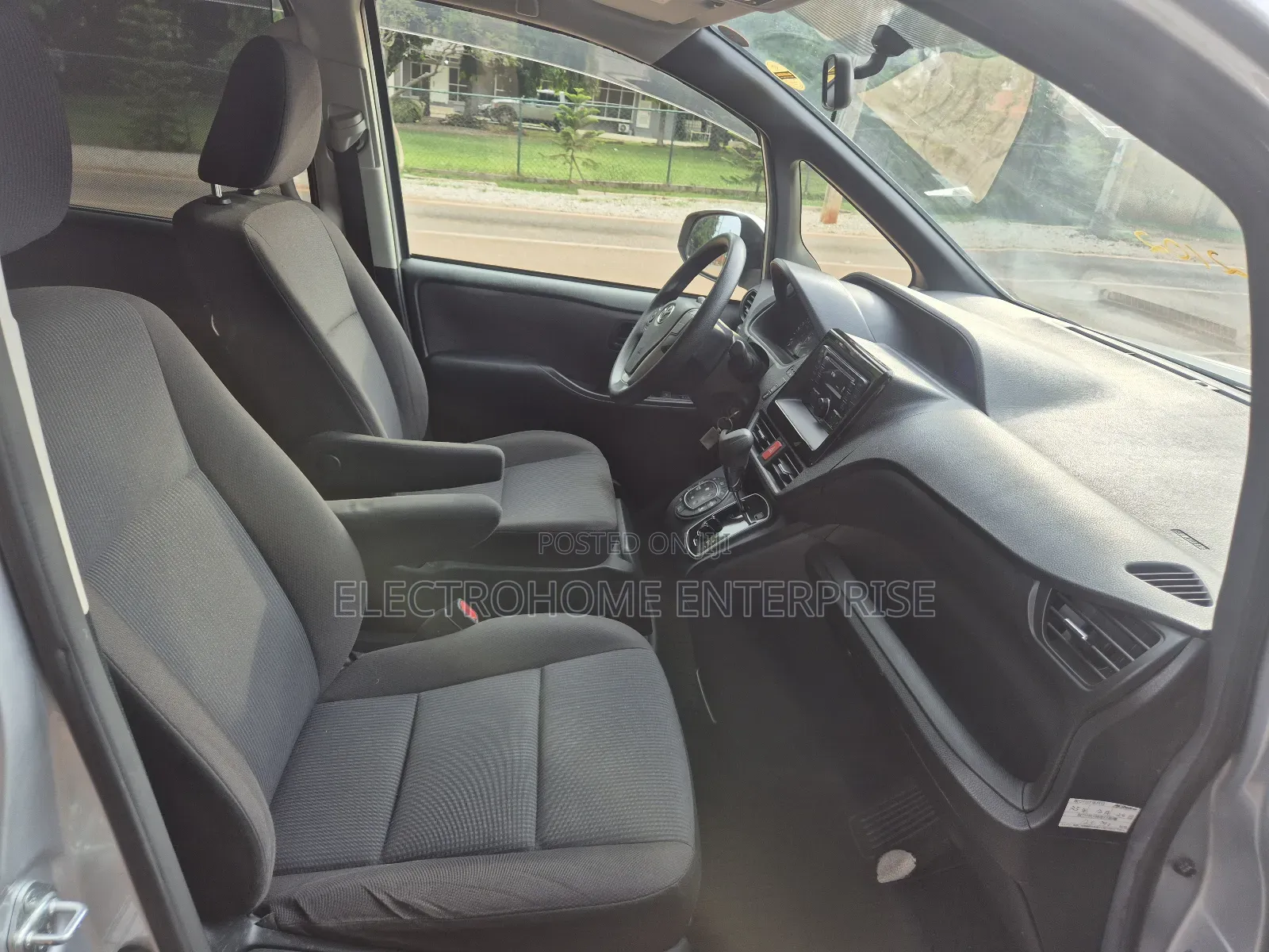 Toyota Voxy 2016 Silver