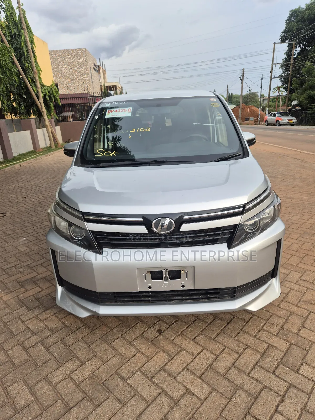 Toyota Voxy 2016 Silver
