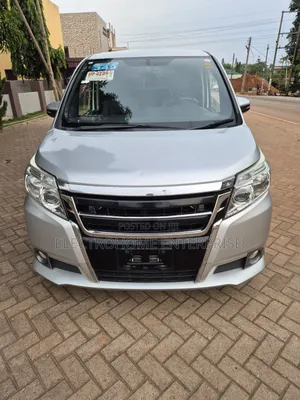 Toyota Esquire 2016 Silver
