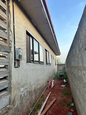 3bdrm House in Mataheko, Afienya for sale