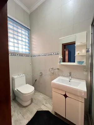 5bdrm House in Tema Community 25 for sale
