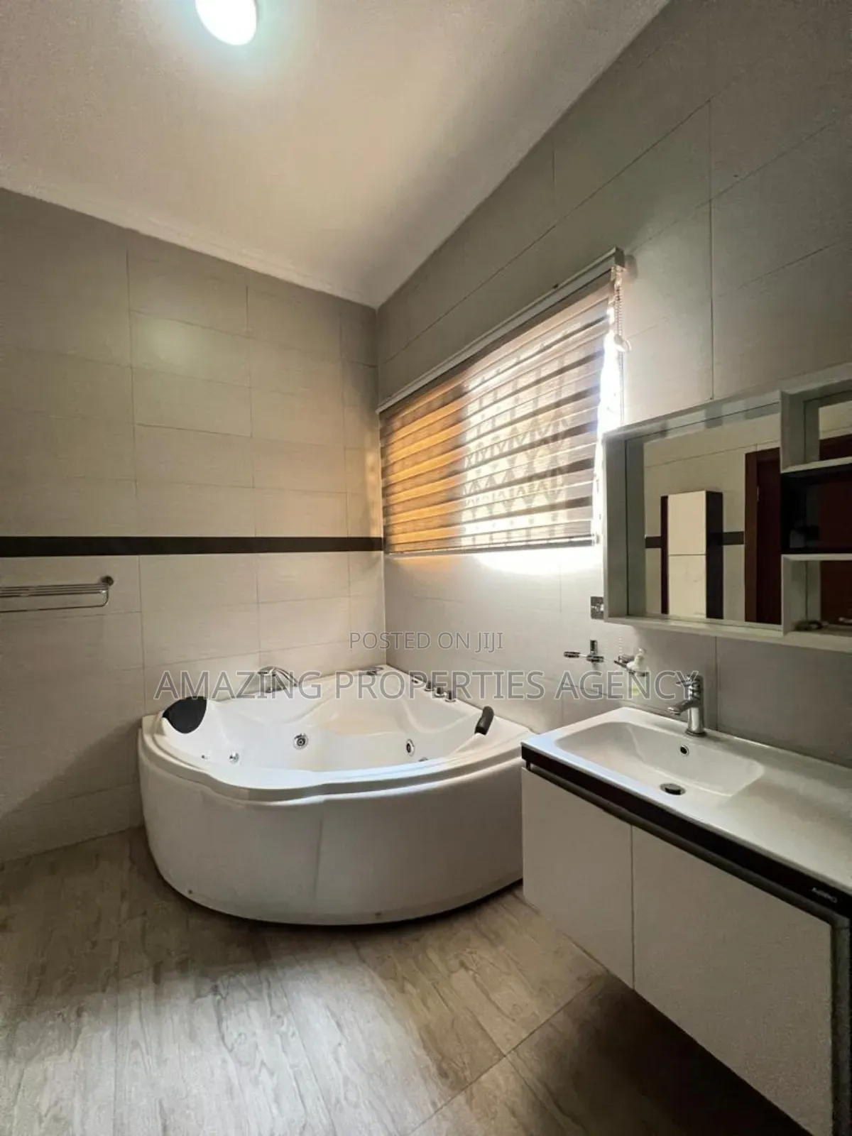 5bdrm House in Tema Community 25 for sale