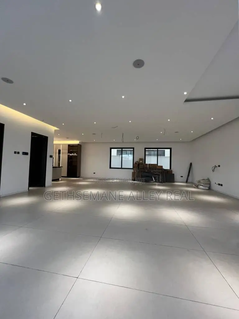 5bdrm Penthouse in Gethsemeny Alley, Cantonments for sale