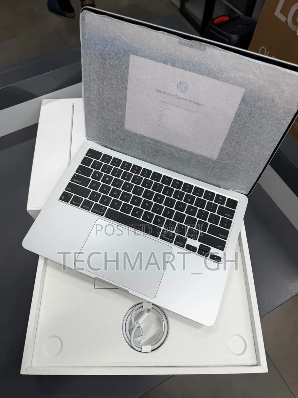 New Laptop Apple MacBook Air 2022 M2 16GB Apple M2 SSD 256GB