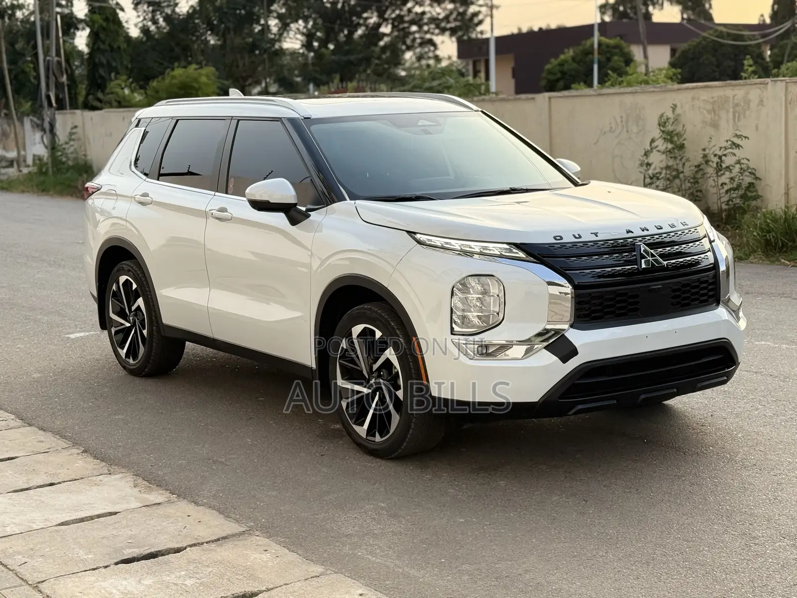 Mitsubishi Outlander SE Launch Edition 2022 White