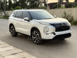 Mitsubishi Outlander SE Launch Edition 2022 White