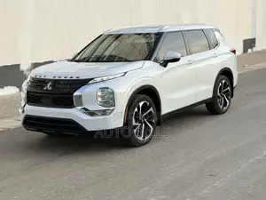 Mitsubishi Outlander SE Launch Edition 2022 White