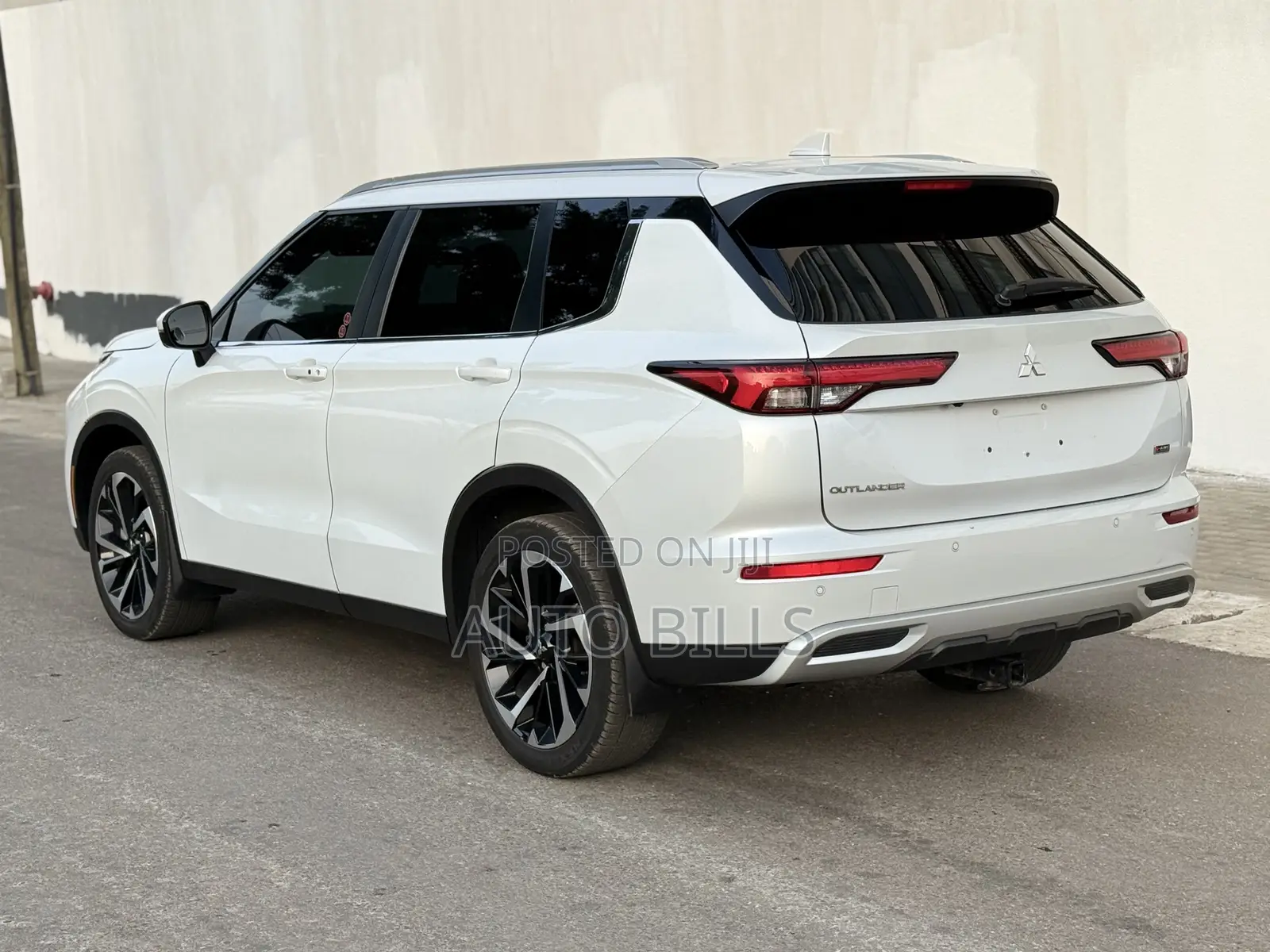 Mitsubishi Outlander SE Launch Edition 2022 White