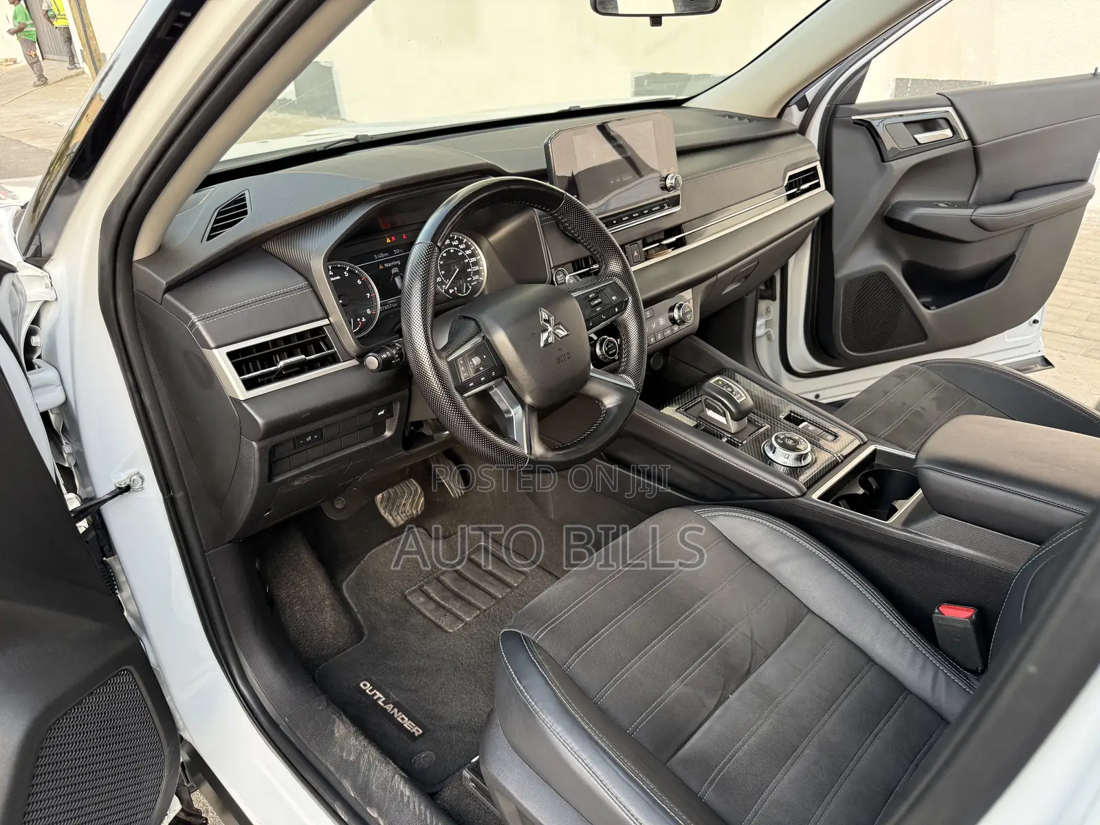 Mitsubishi Outlander SE Launch Edition 2022 White