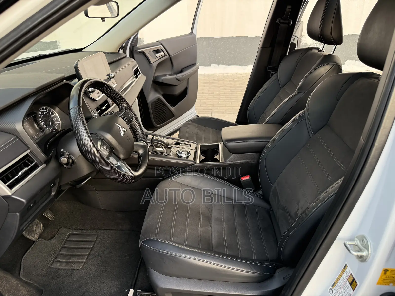Mitsubishi Outlander SE Launch Edition 2022 White