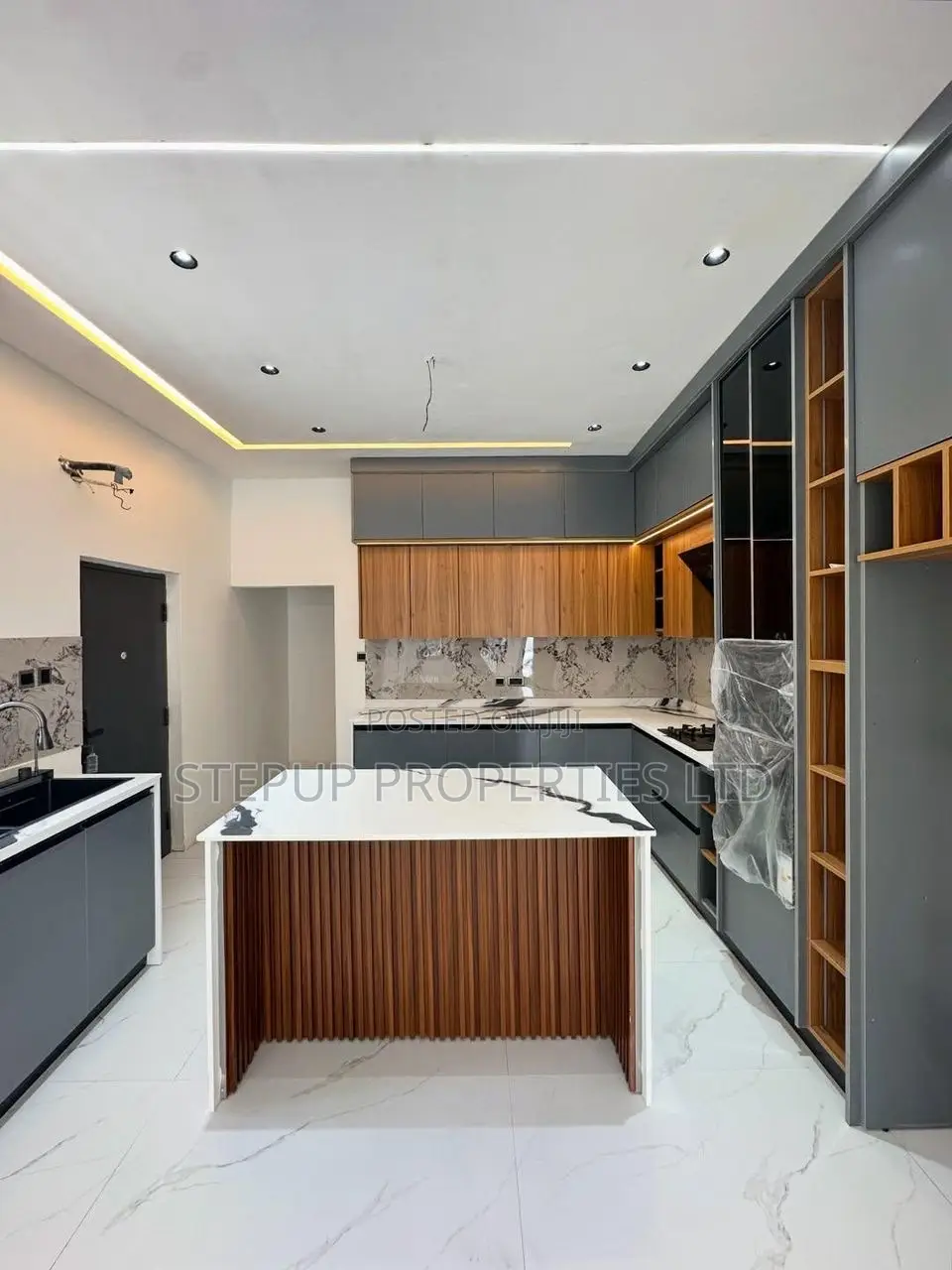 3bdrm House in Ashaley Botwe, Lake Side Estate for sale