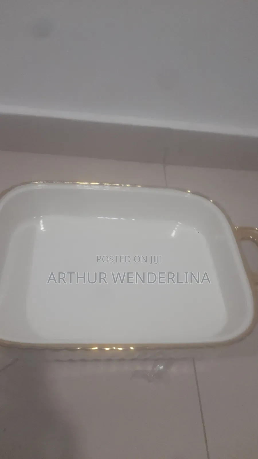 Serving Ceramic Bowl Come With A Gold Stand