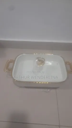 Serving Ceramic Bowl Come With A Gold Stand