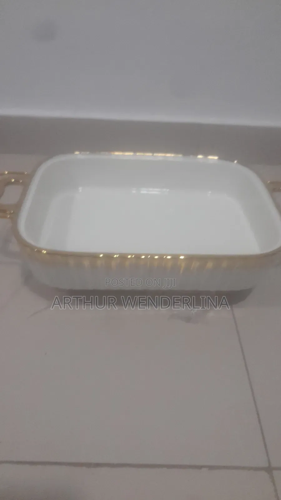 Serving Ceramic Bowl Come With A Gold Stand