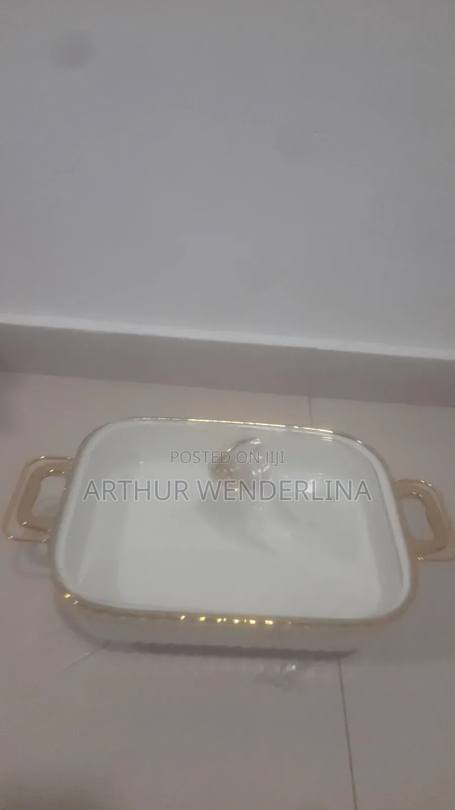 Serving Ceramic Bowl Come With A Gold Stand