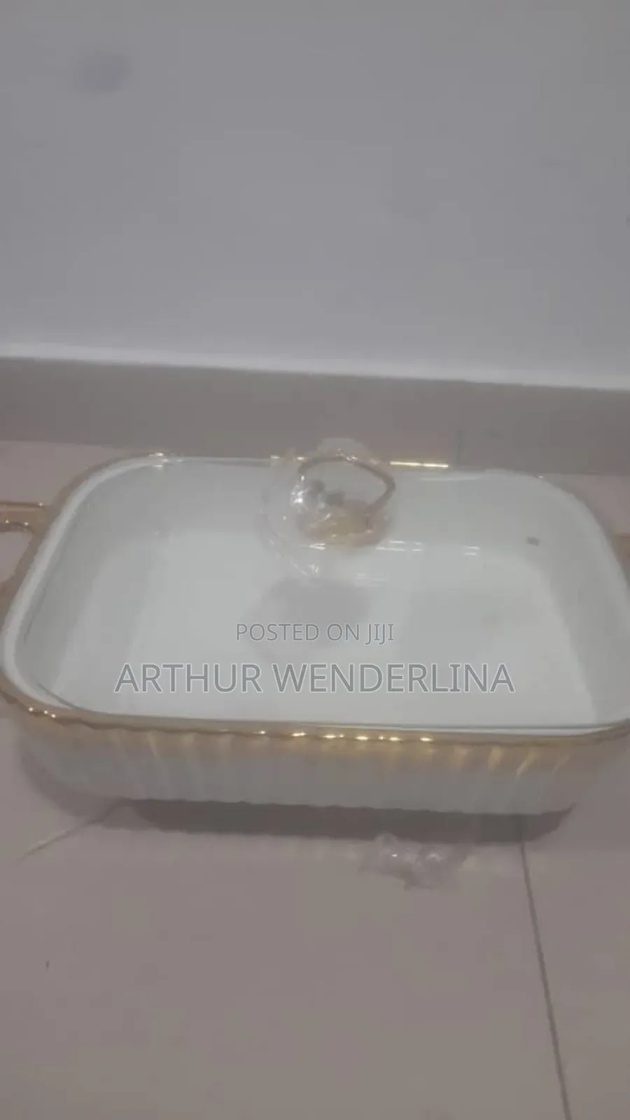 Serving Ceramic Bowl Come With A Gold Stand
