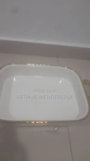 Serving Ceramic Bowl Come With A Gold Stand