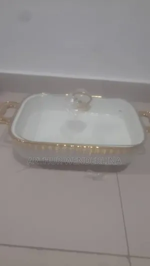 Serving Ceramic Bowl Come With A Gold Stand
