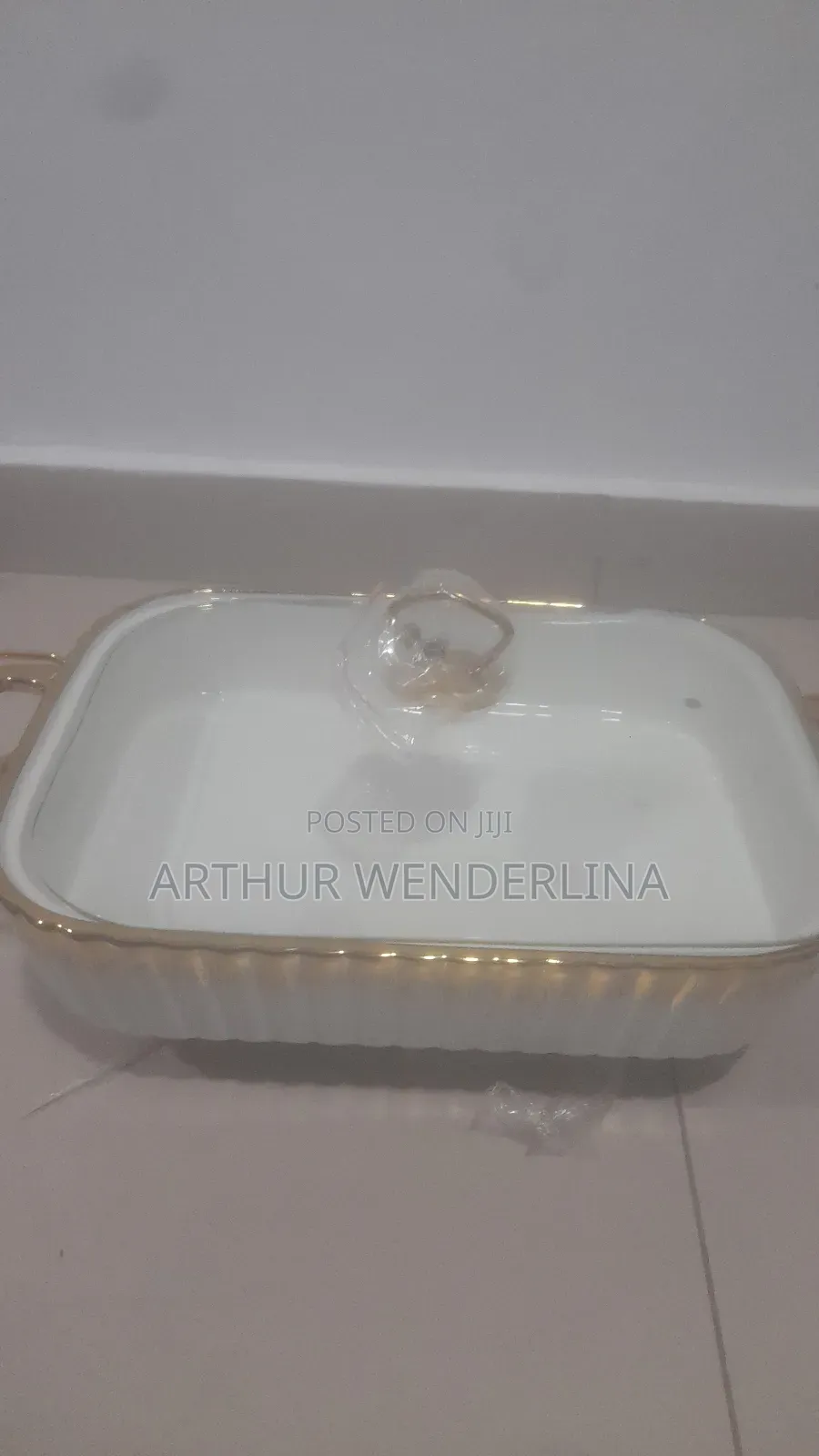 Serving Ceramic Bowl Come With A Gold Stand