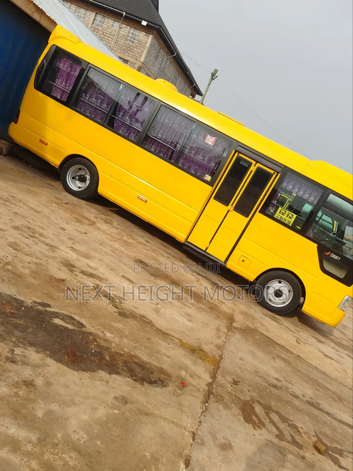 Hyundai County 2018 Yellow
