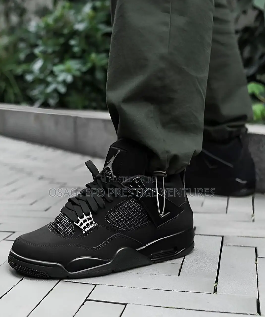 Air Jordan 4 Retro “Black Cat”.