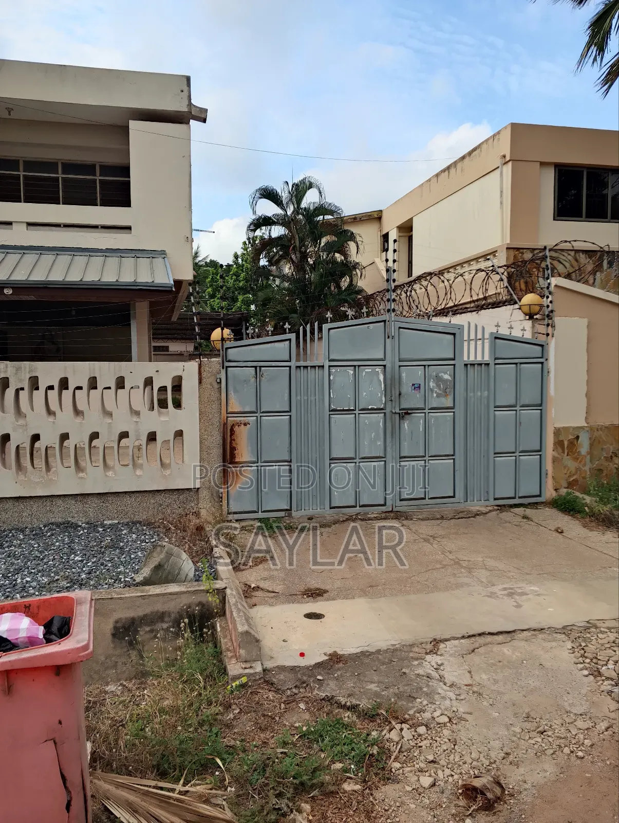 5bdrm Mansion in Enjoyy Estates, Tema Metropolitan for sale