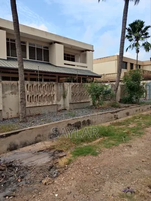5bdrm Mansion in Enjoyy Estates, Tema Metropolitan for sale