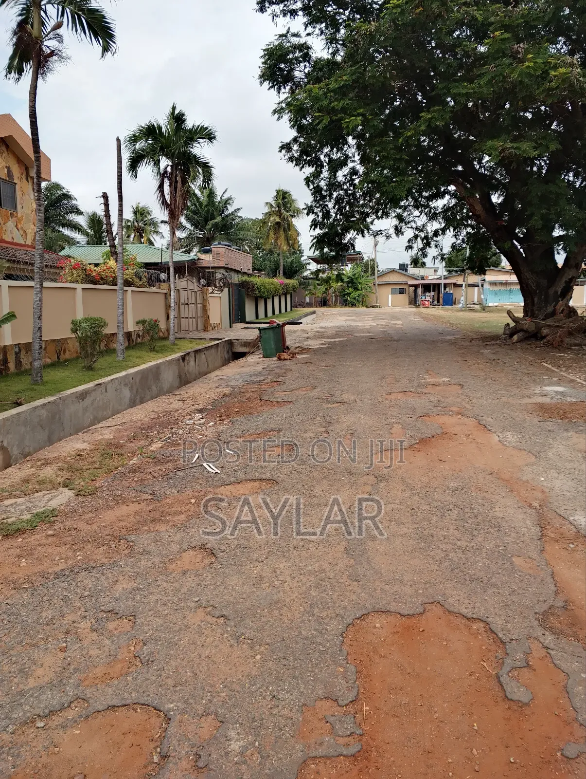 5bdrm Mansion in Enjoyy Estates, Tema Metropolitan for sale