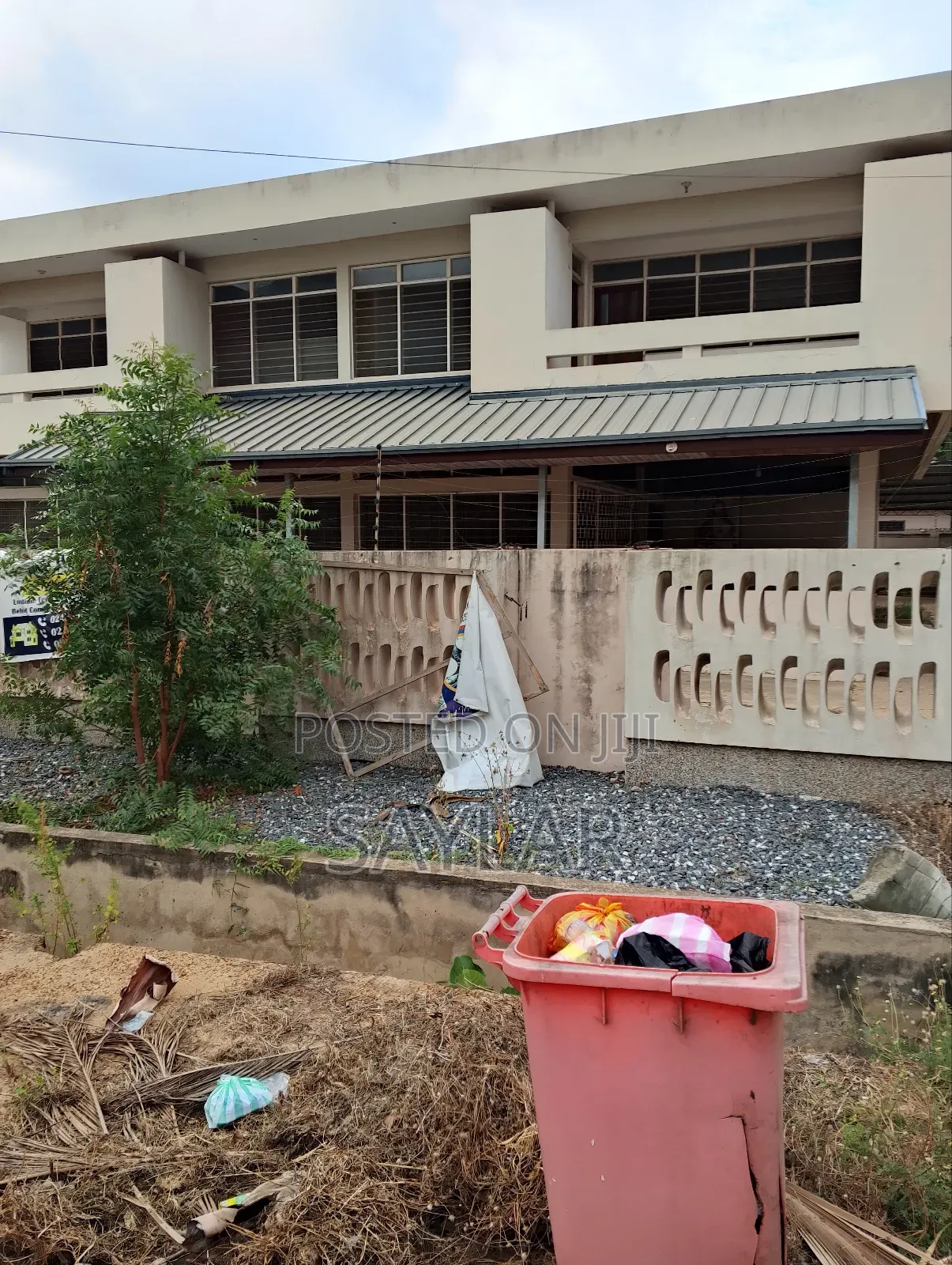 5bdrm Mansion in Enjoyy Estates, Tema Metropolitan for sale