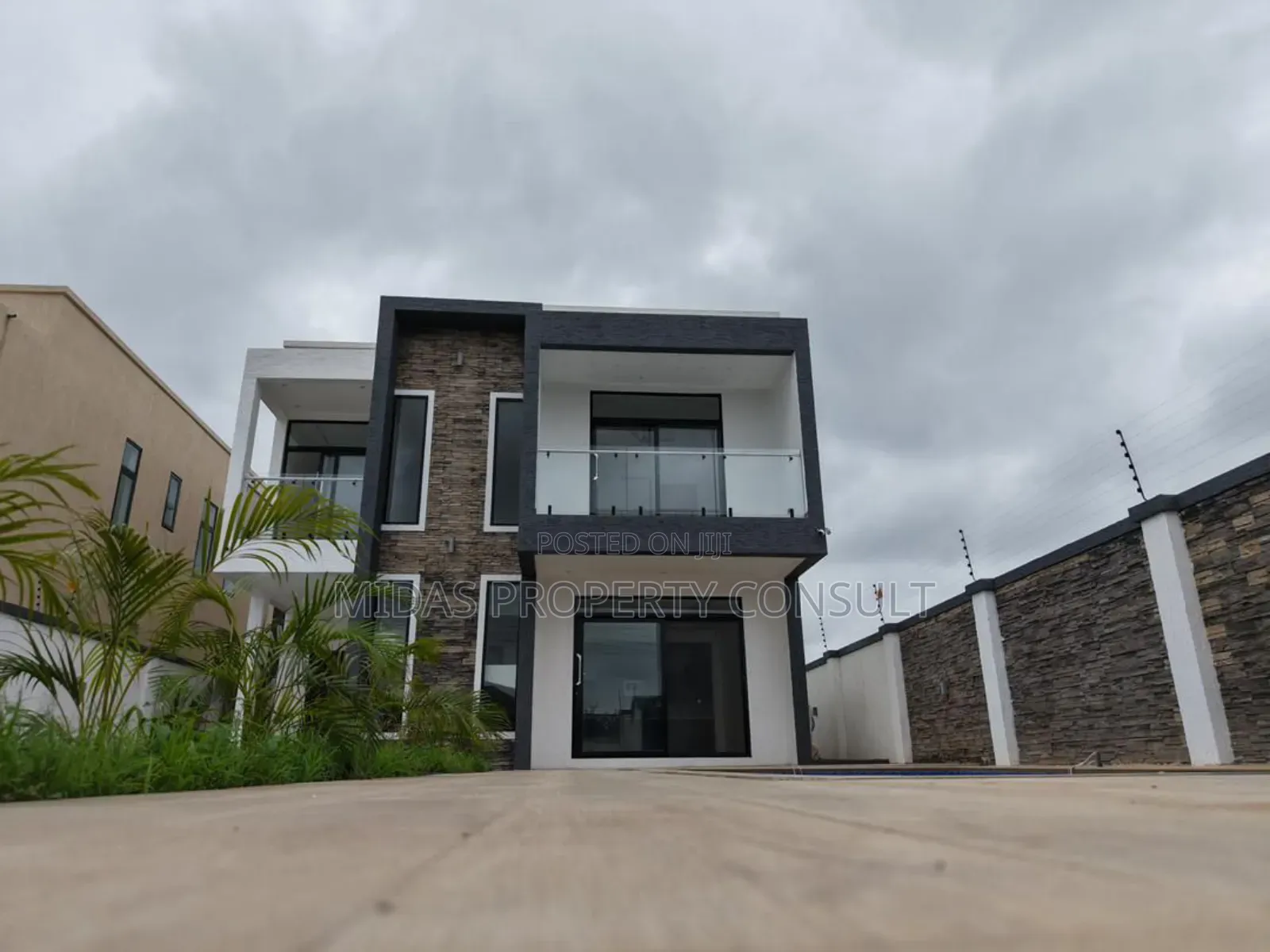 4bdrm House in Community 23, Accra Metropolitan for sale
