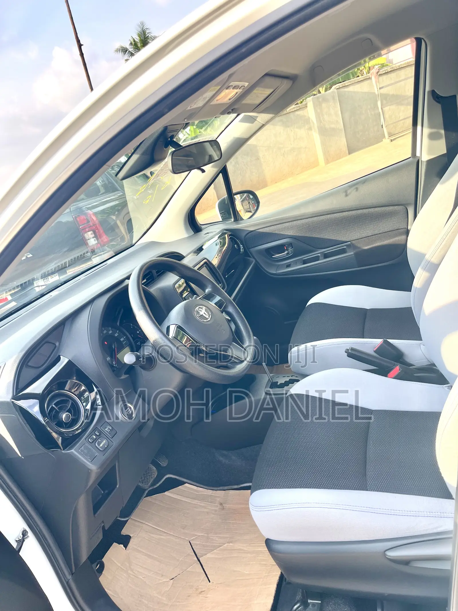 Toyota Vitz 1.3 AWD 5dr 2015 White