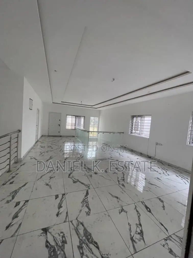 4bdrm Duplex in Lake Side Estate for rent