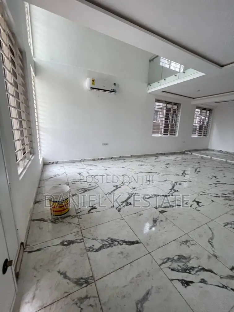 4bdrm Duplex in Lake Side Estate for rent