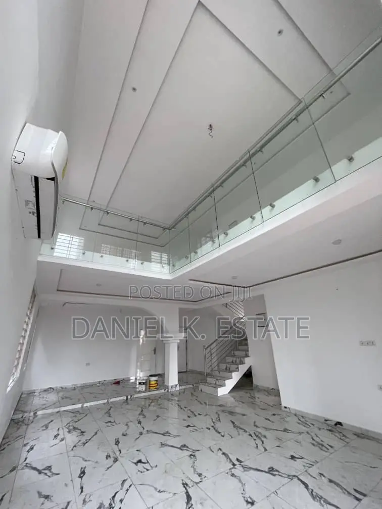 4bdrm Duplex in Lake Side Estate for rent