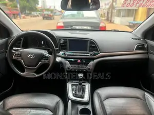 Hyundai Elantra Limited Sedan FWD (2.0L 4cyl 6A) 2017 White