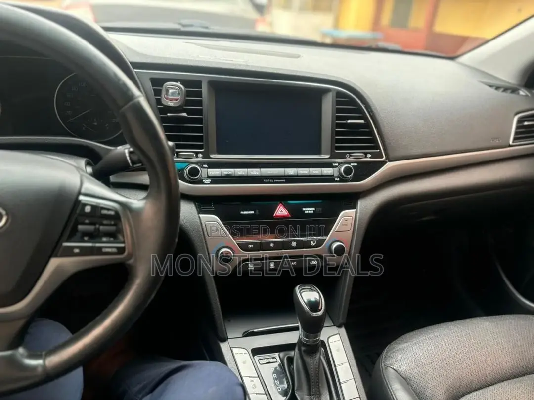 Hyundai Elantra Limited Sedan FWD (2.0L 4cyl 6A) 2017 White