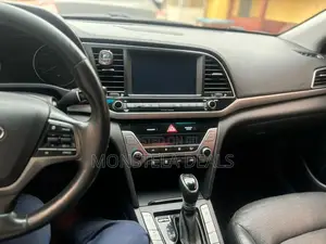 Hyundai Elantra Limited Sedan FWD (2.0L 4cyl 6A) 2017 White