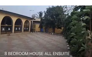 8bdrm House in Lashibi for sale