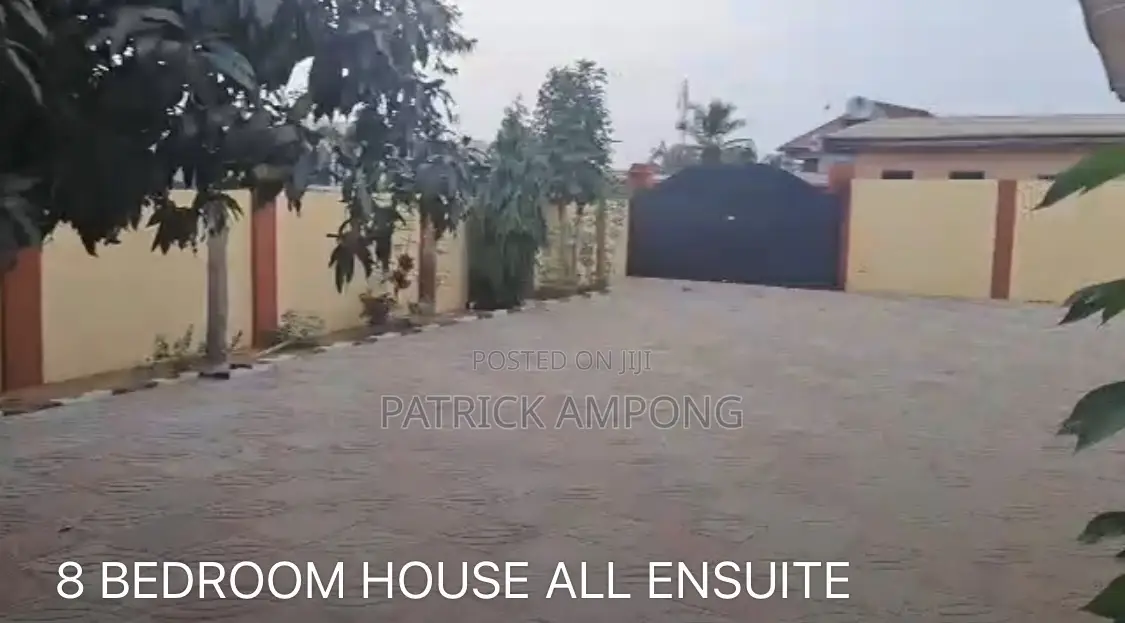 8bdrm House in Lashibi for sale