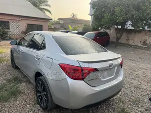 Toyota Corolla SE (1.8L 4cyl 6M) 2018 Silver