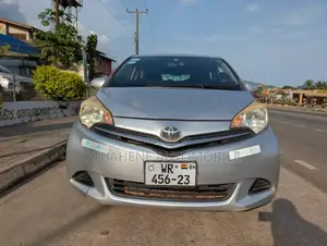 Toyota Ractis 1.3 FWD 2012 Silver