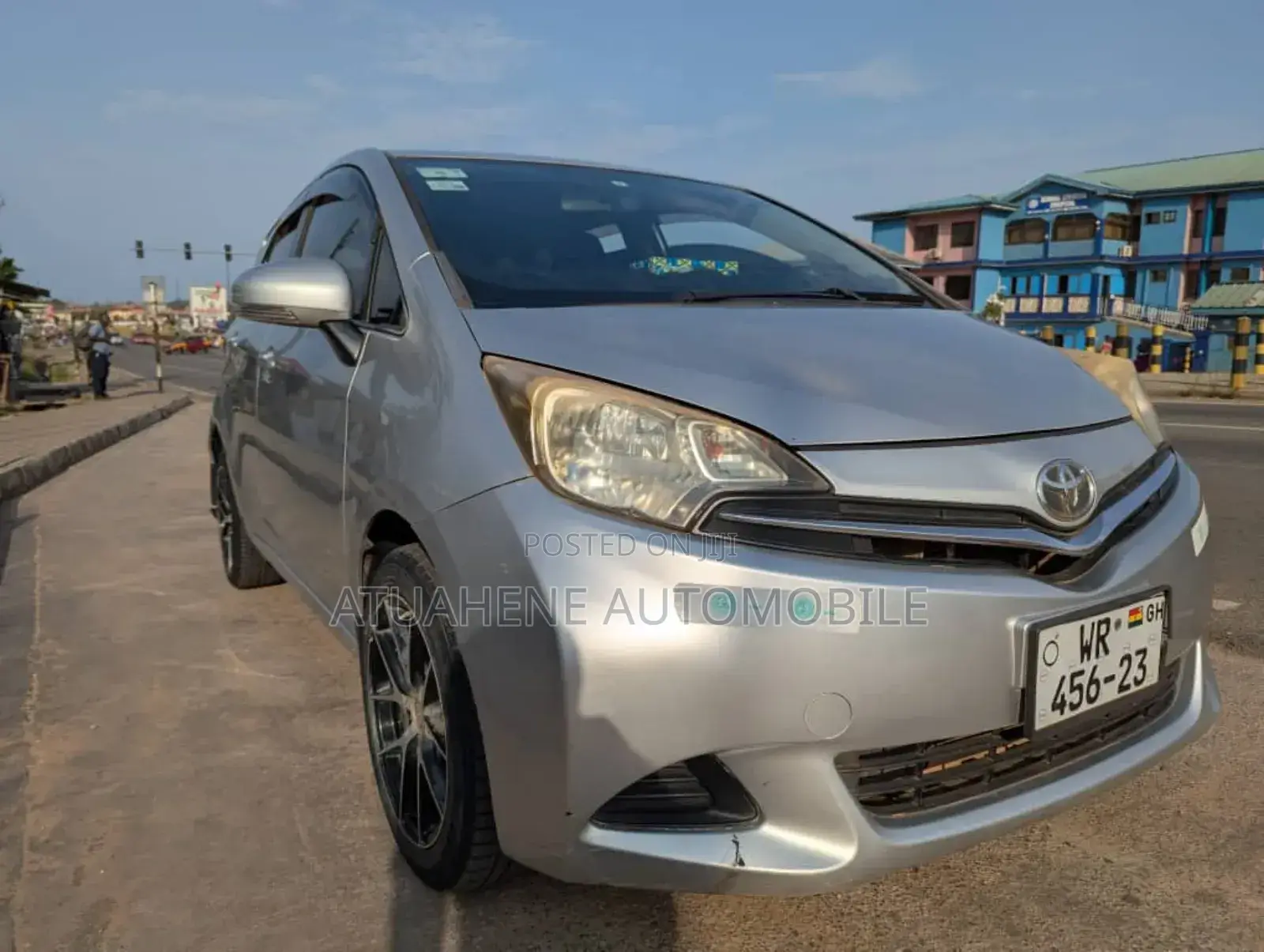 Toyota Ractis 1.3 FWD 2012 Silver