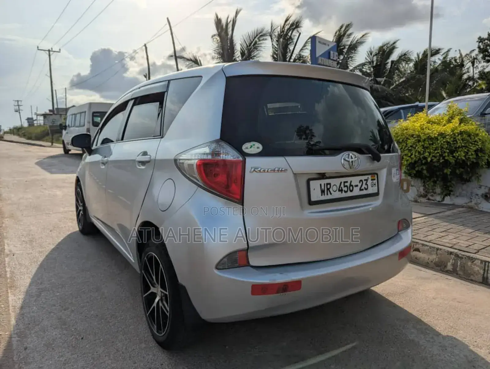 Toyota Ractis 1.3 FWD 2012 Silver