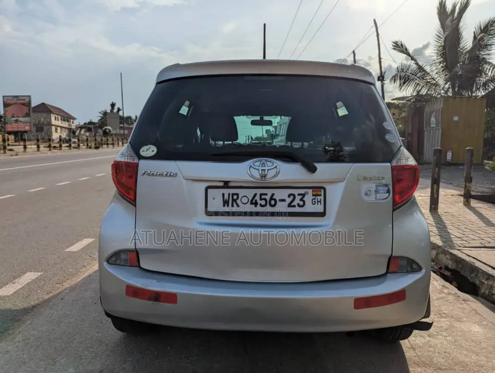 Toyota Ractis 1.3 FWD 2012 Silver