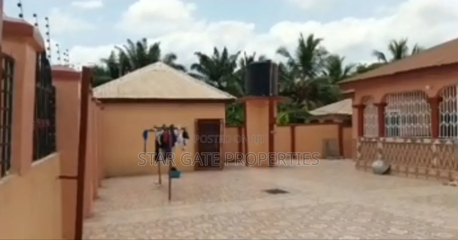 6bdrm House in Aputuogya, Kumasi Metropolitan for sale
