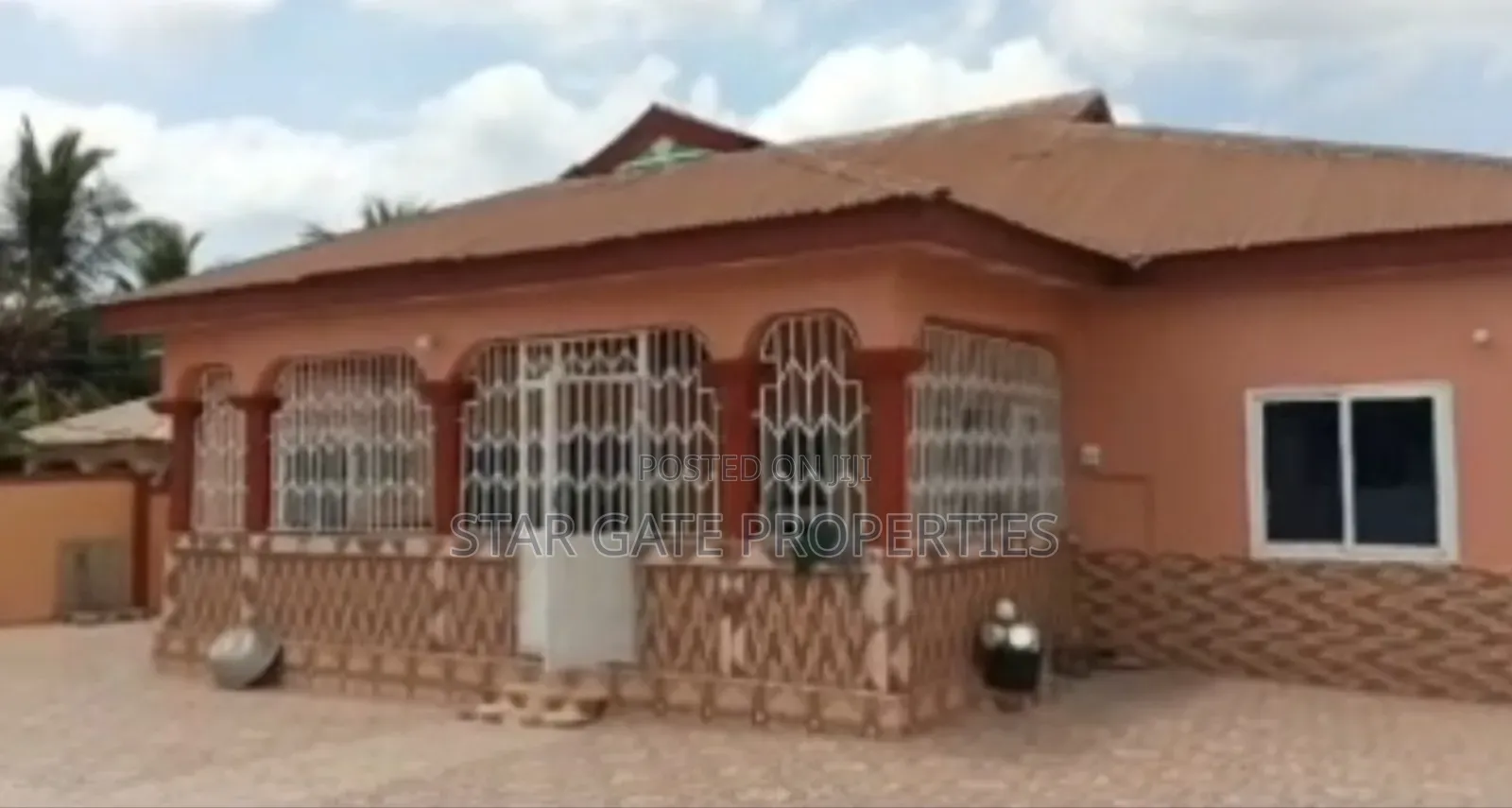 6bdrm House in Aputuogya, Kumasi Metropolitan for sale
